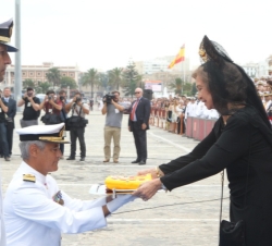 Su Majestad la Reina hace entrega de la Bandera al comandante del "Juan Carlos I"